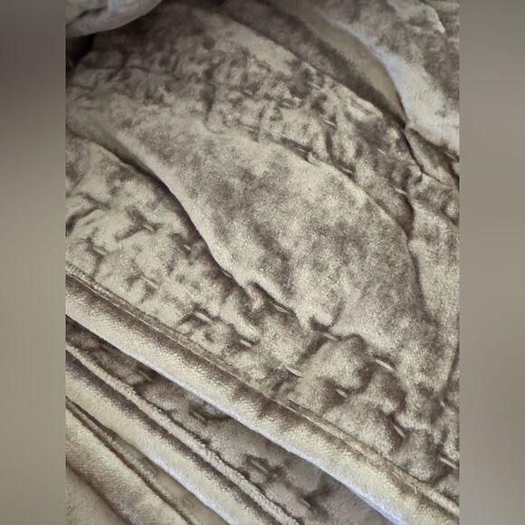 Anthropologie lustered velvet Alastaire quilt gray CALIFORNIA KING NWT - Picture 3 of 5